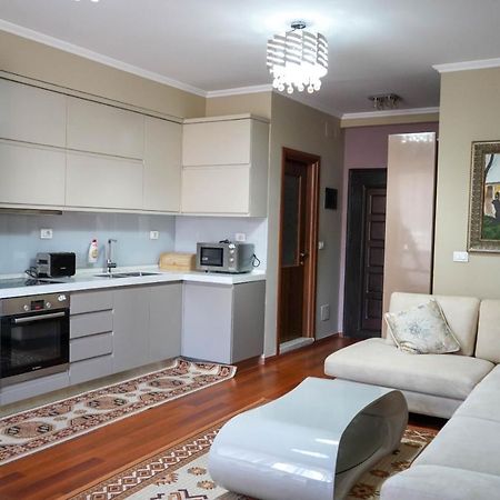 Lovely Apartment In The Heart Of Tirana Exterior photo