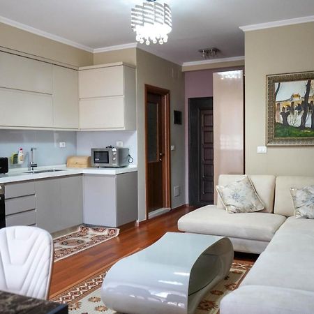 Lovely Apartment In The Heart Of Tirana Exterior photo
