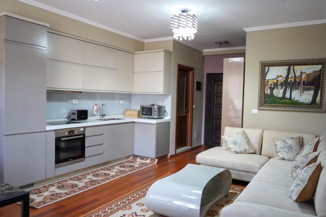 Lovely Apartment In The Heart Of Tirana Exterior photo