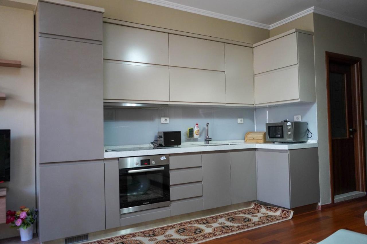Lovely Apartment In The Heart Of Tirana Exterior photo