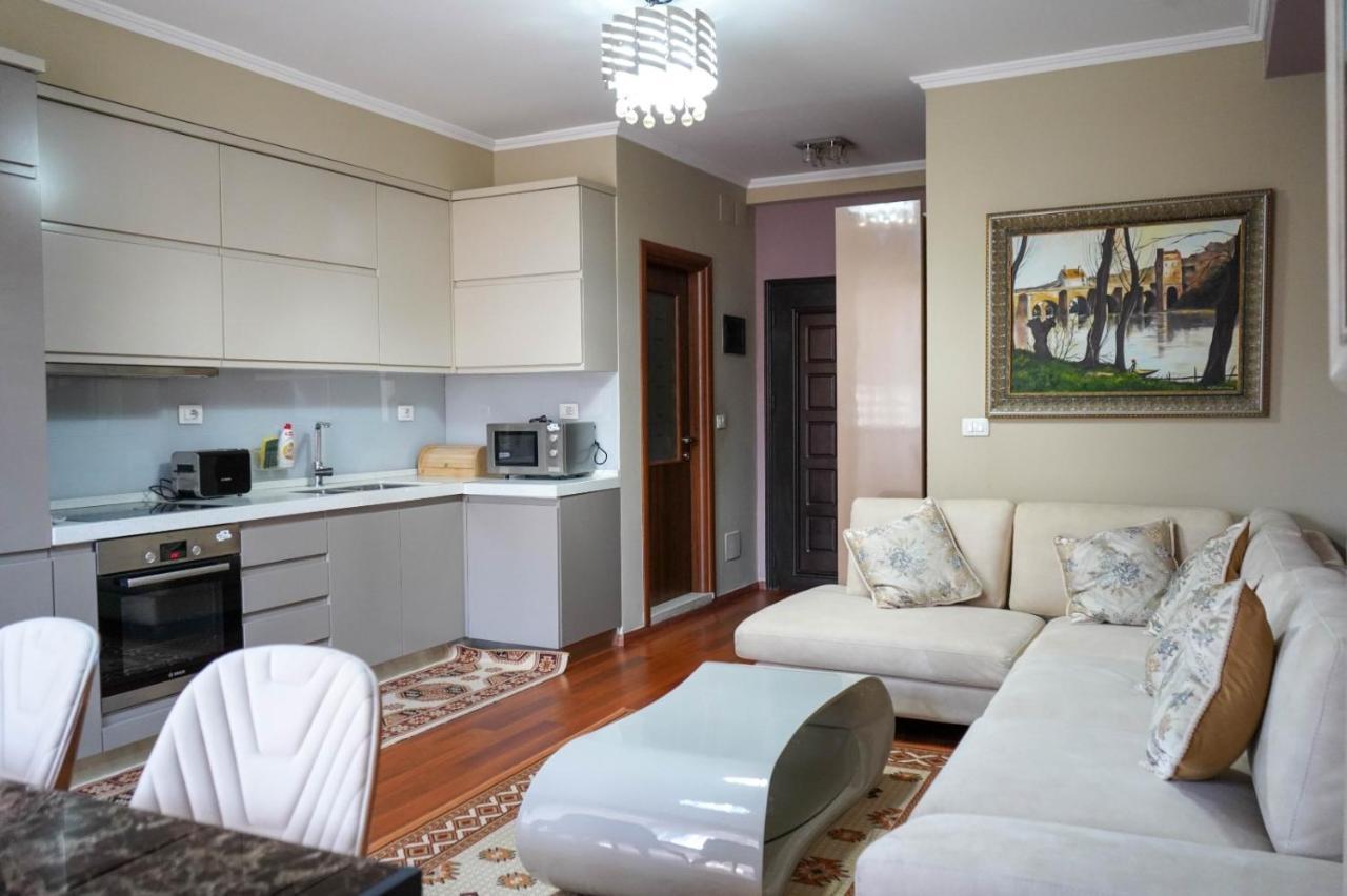 Lovely Apartment In The Heart Of Tirana Exterior photo