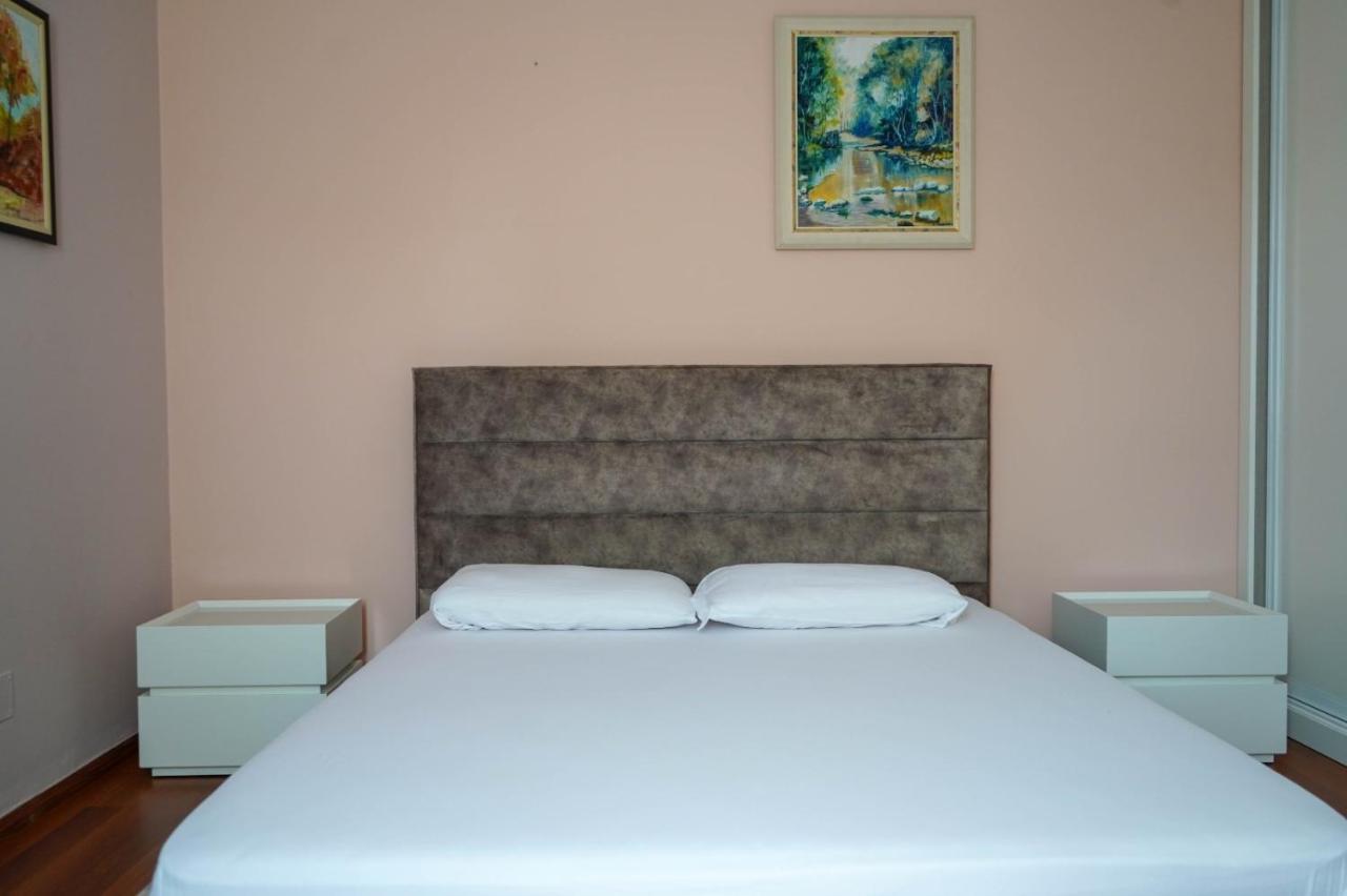 Lovely Apartment In The Heart Of Tirana Exterior photo