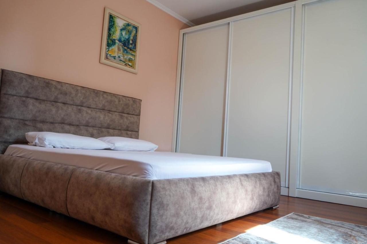 Lovely Apartment In The Heart Of Tirana Exterior photo