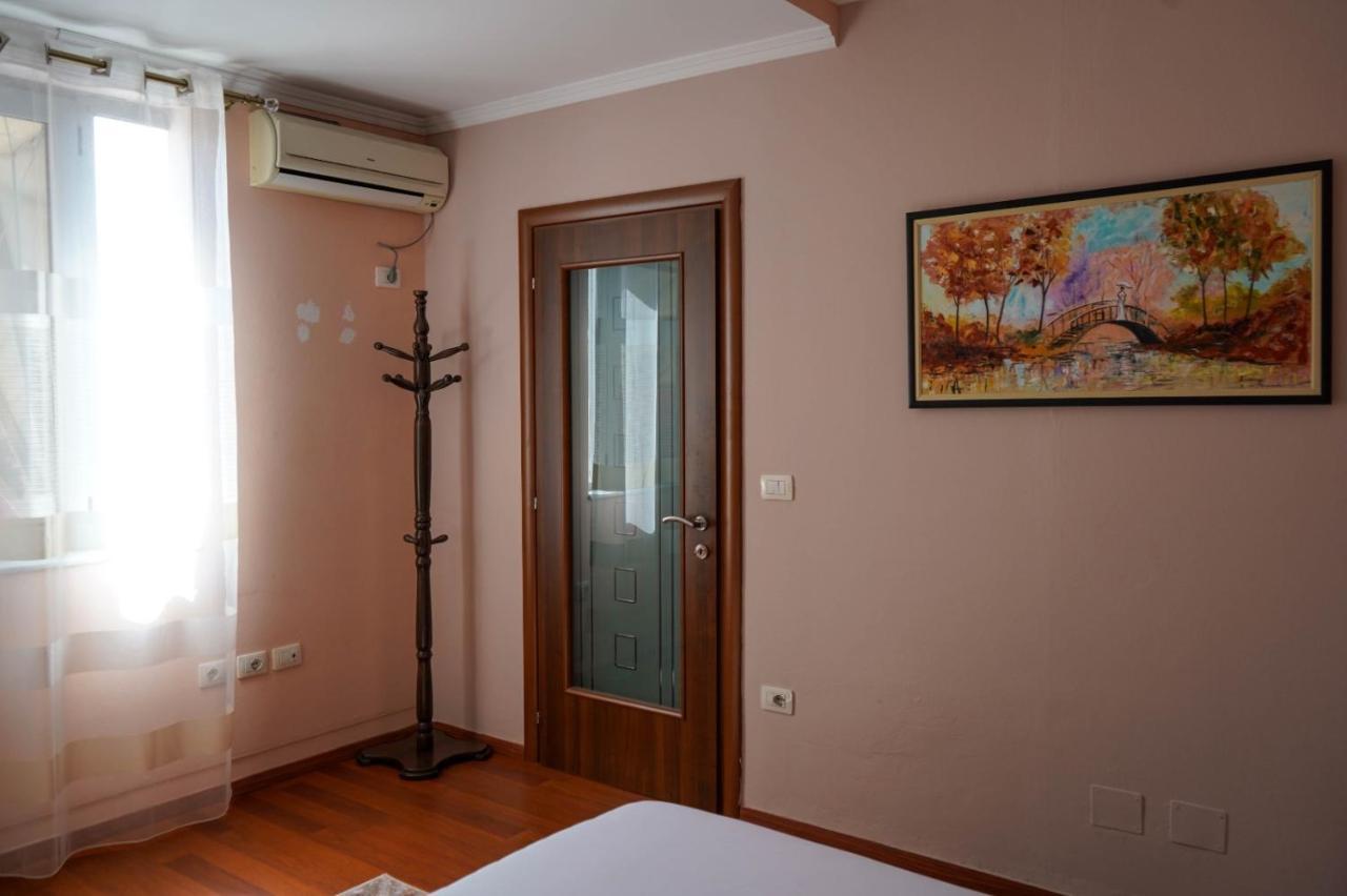 Lovely Apartment In The Heart Of Tirana Exterior photo